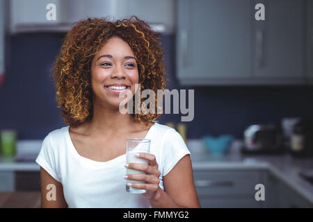 Jeune femme verre de lait Banque D'Images