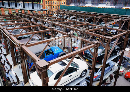 NEW YORK CITY - 7 octobre 2014 : voitures garées dans un stationnement automatique système d'élévation à Manhattan, dans le quartier de Chelsea Banque D'Images