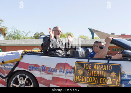 Phoenix, Arizona, USA. 12 mars, 2016. Sheriff Joe Arpaio pendant il 33e édition de son défilé annuel de la St-Patrick et faire. La parade est l'événement de lancement pour faire en irlandais Hance Park. Crédit : Jennifer Mack/Alamy Live News Banque D'Images