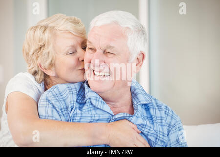 Senior woman kissing mari Banque D'Images