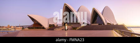 Une bannière panoramique de l'Opéra de Sydney, Australie à l'aube Banque D'Images