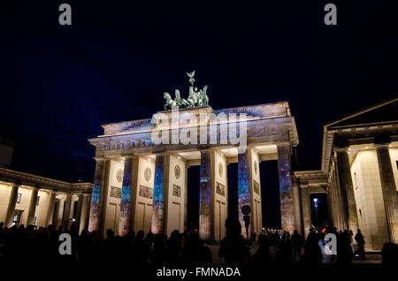 La porte de Brandebourg dans la nuit avec video mapping Banque D'Images