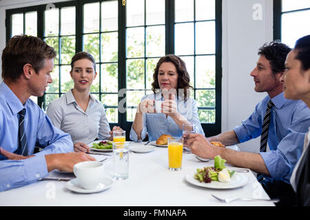 Les gens d'affaires réunion dans restaurant Banque D'Images