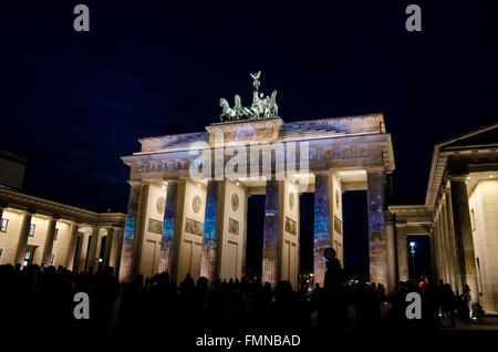 La porte de Brandebourg dans la nuit avec video mapping Banque D'Images