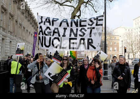 Des manifestants anti-nucléaire un pouvoir tenir une banderole 'lecture' contre le nucléaire japonais Banque D'Images