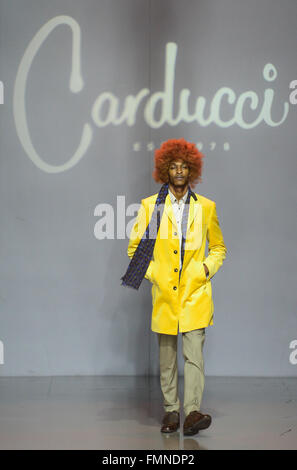 Johannesburg. Mar 12, 2016. Un modèle présente une création de marque locale Carducci, le troisième jour de la Semaine de la mode Mercedes-Benz à Joburg 2016 Place Nelson Mandela à Johannesburg, Afrique du Sud le 12 mars 2016. La Mercedes-Benz Fashion Week Joburg 2016, le plus grand et le premier en Afrique, fermé ici samedi. Creations de près de 20 créateurs de mode de l'Afrique du Sud ont été présentés dans 14 montre des trois jours. © Zhai Jianlan/Xinhua/Alamy Live News Banque D'Images