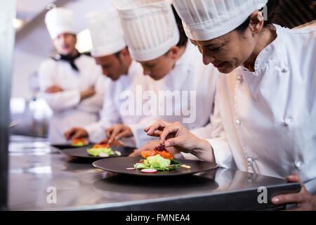 Chef de la décoration d'une plaque d'alimentation Banque D'Images