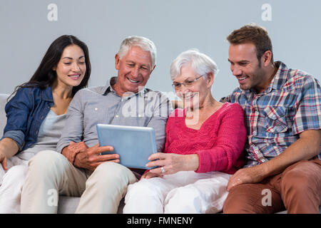 Happy Family sitting on sofa Banque D'Images