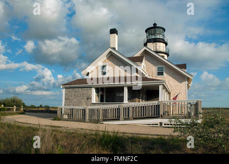 Soleil et nuages au-dessus de Highland lighthouse, le plus ancien phare à Cape Cod. Des visites guidées sont offertes pendant la saison estivale. Banque D'Images