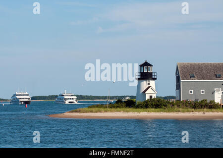 Deux ferries passer par Port de Hyannis phare sur une journée d'été à Cape Cod, Massachusetts. Banque D'Images