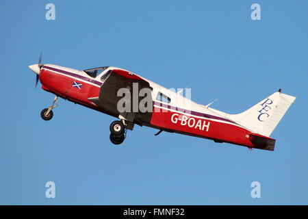 G-BOAH, un Piper PA-28-161 Warrior II géré par le centre de Prestwick, vol à l'Aéroport International de Prestwick en Ayrshire. Banque D'Images