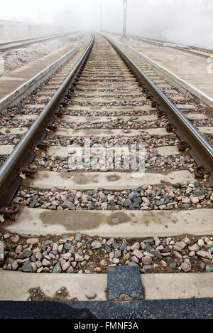 Les rails disparaissent dans le brouillard 3 Banque D'Images