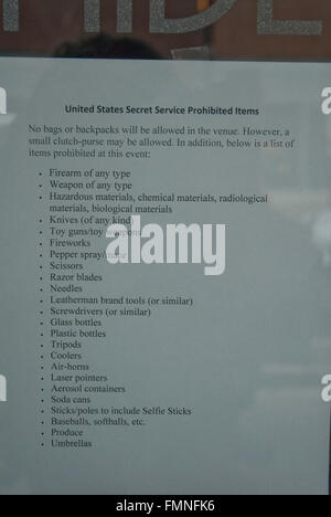 Kansas City, Missouri, États-Unis, 12 mars 2016 Inscription sur la porte de la Midland theatre posté par le United States Secret Service les éléments qui ne sont pas admis dans le théâtre pendant le rallye Crédit : mark reinstein/Alamy Live News Banque D'Images