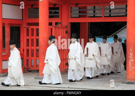 Le Japon, Kyoto, sanctuaire Shimogamo-jinja, Setsubun Festival, les prêtres shinto, Banque D'Images