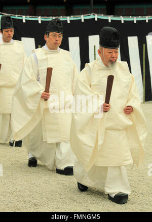 Le Japon, Kyoto, sanctuaire Shimogamo-jinja, Setsubun Festival, les prêtres shinto, Banque D'Images