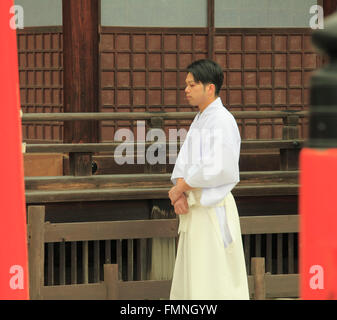 Le Japon, Kyoto, sanctuaire Shimogamo-jinja, Setsubun Festival, prêtre shinto, Banque D'Images