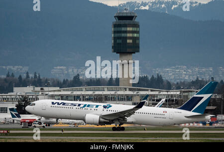 WestJet Airlines Boeing 767-300ER C-FWAD prendre au décollage au départ de l'Aéroport International de Vancouver, Canada Banque D'Images