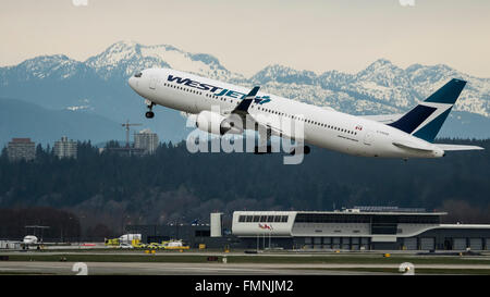 WestJet Airlines Boeing 767-300ER C-FWAD prendre décoller au départ dans l'Aéroport International de Vancouver Canada Banque D'Images
