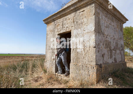 Frómista, Espagne : Pilgrim dans une cabane de berger près du village de Frómista. Banque D'Images