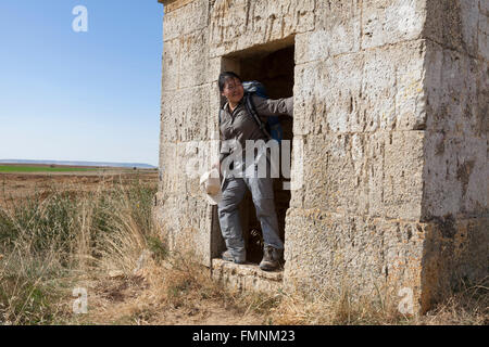 Frómista, Espagne : Pilgrim dans une cabane de berger près du village de Frómista. Banque D'Images