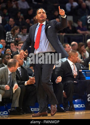 New York, New York, USA. Mar 12, 2016. La providence l'entraîneur-chef des frères ed Cooley durant la demi-finaliste du tournoi Big East au Madison Square Garden de New York. Villanova défait Providence 76-68. Duncan Williams/CSM/Alamy Live News Banque D'Images