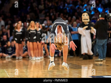 New York, New York, USA. Mar 12, 2016. Une providence Friars' cheerleader pendant le demi-finaliste du tournoi Big East au Madison Square Garden de New York. Villanova défait Providence 76-68. Duncan Williams/CSM/Alamy Live News Banque D'Images