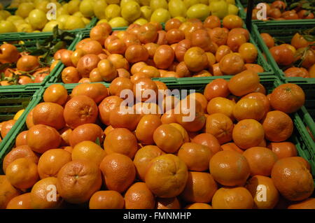 Les oranges sur l'affichage à Carrefour - Malaga Banque D'Images