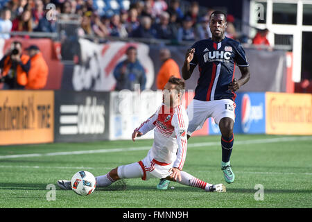 Foxborough, Massachusetts, USA. 12 mars, 2016. D.C. United terrain Marcelo Sarvas (7) le ballon de New England Revolution terrain JeVaughn Watson (15) au cours de la MLS match entre DC United et le New England Revolution tenue au Stade Gillette à Foxborough dans le Massachusetts. Le jeu est terminé dans un scoreless draw. Credit : Cal Sport Media/Alamy Live News Banque D'Images