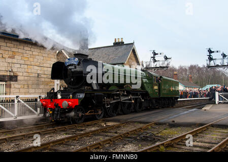 Grosmont, North York Moors, Royaume-Uni. 12 mars, 2015. À la suite d'une £4,2 millions de révision, l'LNER Classe A3 "pacifique" le numéro de la locomotive à vapeur 60103 'Flying Scotsman' renvoie aux services aux passagers sur le North York Moors Railway. Elle est vue ici en arrivant à la station de Grosmont prêt à être couplé à l'voitures à passagers. Crédit : Dave Pressland/Alamy Live News. Banque D'Images