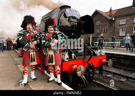 Grosmont, North York Moors, Royaume-Uni. 12 mars, 2015. À la suite d'une £4,2 millions de révision, l'LNER Classe A3 "pacifique" le numéro de la locomotive à vapeur 60103 'Flying Scotsman' renvoie aux services aux passagers sur le North York Moors Railway. Deux pipers serenade elle avant son premier départ de la gare de Grosmont. Crédit : Dave Pressland/Alamy Live News. Banque D'Images