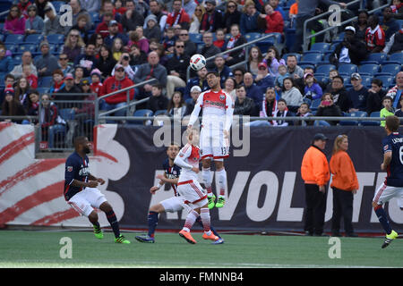 Foxborough, Massachusetts, USA. 12 mars, 2016. D.C. United terrain Lamar Neagle (13) à la tête de la balle pendant le match entre MLS DC United et le New England Revolution tenue au Stade Gillette à Foxborough dans le Massachusetts. Credit : Cal Sport Media/Alamy Live News Banque D'Images