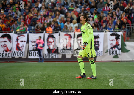 Foxborough, Massachusetts, USA. 12 mars, 2016. New England Revolution gardien Bobby Shuttleworth (22) réagit au cours d'action de jeu à la MLS match entre DC United et le New England Revolution tenue au Stade Gillette à Foxborough dans le Massachusetts. Le jeu est terminé dans un scoreless draw. Credit : Cal Sport Media/Alamy Live News Banque D'Images