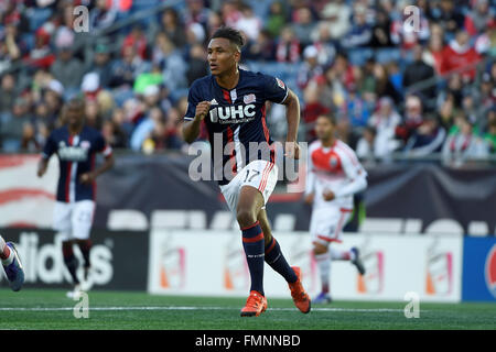 Foxborough, Massachusetts, USA. 12 mars, 2016. New England Revolution avant Juan Agudelo (17) partie en action pendant le match entre MLS DC United et le New England Revolution tenue au Stade Gillette à Foxborough dans le Massachusetts. Credit : Cal Sport Media/Alamy Live News Banque D'Images