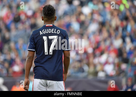 Foxborough, Massachusetts, USA. 12 mars, 2016. New England Revolution avant Juan Agudelo (17) partie en action pendant le match entre MLS DC United et le New England Revolution tenue au Stade Gillette à Foxborough dans le Massachusetts. Credit : Cal Sport Media/Alamy Live News Banque D'Images