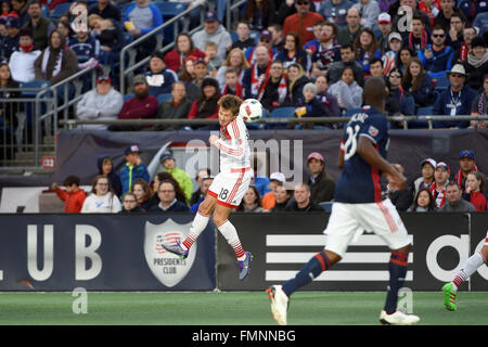 Foxborough, Massachusetts, USA. 12 mars, 2016. D.C. United en avant Chris Rolfe (18) à la tête de la balle pendant le match entre MLS DC United et le New England Revolution tenue au Stade Gillette à Foxborough dans le Massachusetts. Le jeu est terminé dans un scoreless draw. Credit : Cal Sport Media/Alamy Live News Banque D'Images