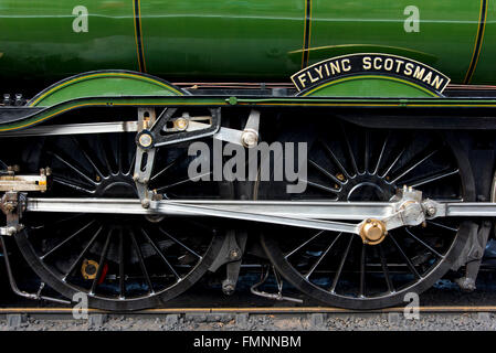 Grosmont, North York Moors, Royaume-Uni. 12 mars, 2015. À la suite d'une £4,2 millions de révision, l'LNER Classe A3 "pacifique" le numéro de la locomotive à vapeur 60103 'Flying Scotsman' renvoie aux services aux passagers sur le North York Moors Railway. Un gros plan détail des roues et le nom de la plaque. Crédit : Dave Pressland/Alamy Live News. Banque D'Images