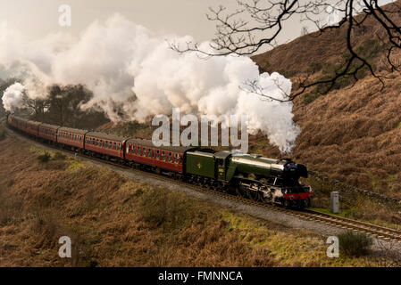 Goathland, North York Moors, UK. 12 mars, 2015. À la suite d'une £4,2 millions de révision, l'LNER Classe A3 "pacifique" le numéro de la locomotive à vapeur 60103 'Flying Scotsman' renvoie aux services aux passagers sur le North York Moors Railway. En pleine vapeur elle passe Hawthorn Hill pour son approche à Goathland station. Crédit : Dave Pressland/Alamy Live News. Banque D'Images