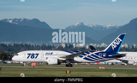 All Nippon Airways ANA Boeing 787 (787-8) JA801UN Dreamliner passenger jet avion prendre la piste au décollage de l'aéroport de Vancouver Banque D'Images