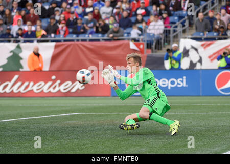 Foxborough, Massachusetts, USA. 12 mars, 2016. D.C. United gardien Travis Worra (48) fait une sauvegarde au cours de la MLS match entre DC United et le New England Revolution tenue au Stade Gillette à Foxborough dans le Massachusetts. Le jeu est terminé dans un scoreless draw. Credit : Cal Sport Media/Alamy Live News Banque D'Images