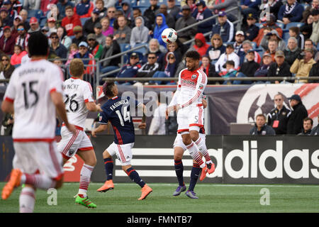 Foxborough, Massachusetts, USA. 12 mars, 2016. D.C. United defender Sean Franklin (5) est à la tête de la balle pendant le match entre MLS DC United et le New England Revolution tenue au Stade Gillette à Foxborough dans le Massachusetts. Le jeu est terminé dans un scoreless draw. Credit : Cal Sport Media/Alamy Live News Banque D'Images