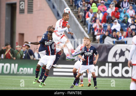 Foxborough, Massachusetts, USA. 12 mars, 2016. D.C. United Alvaro Saborio (9) est à la tête de la balle pendant le match entre MLS DC United et le New England Revolution tenue au Stade Gillette à Foxborough dans le Massachusetts. Le jeu est terminé dans un scoreless draw. Credit : Cal Sport Media/Alamy Live News Banque D'Images