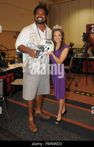 Tampa, Florida, UNITED STATES. Jan 30, 2009. Jan 30. 2009, à Tampa, FL, USA ; Miss America 2009 Katie Stam avec ancien Baltimore Corbeau attaquer défensif Jonathan Ogden sur radio ligne à du centre de Conventions de Tampa. Crédit obligatoire : Scott A. Miller-US PRESSWIRE © Scott A. Miller-Us Presswire/ZUMA/Alamy Fil Live News Banque D'Images