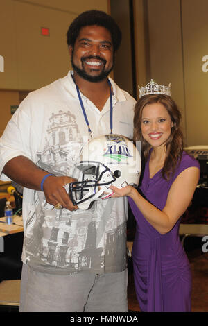 Tampa, Florida, UNITED STATES. Jan 30, 2009. Jan 30. 2009, à Tampa, FL, USA ; Miss America 2009 Katie Stam avec ancien Baltimore Corbeau attaquer défensif Jonathan Ogden sur radio ligne à du centre de Conventions de Tampa. Crédit obligatoire : Scott A. Miller-US PRESSWIRE © Scott A. Miller-Us Presswire/ZUMA/Alamy Fil Live News Banque D'Images