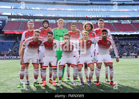 Foxborough, Massachusetts, USA. 12 mars, 2016. D.C. United starters posent pour une photo de l'équipe avant le match entre MLS DC United et le New England Revolution tenue au Stade Gillette à Foxborough dans le Massachusetts. Credit : Cal Sport Media/Alamy Live News Banque D'Images