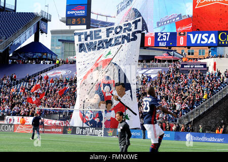 Foxborough, Massachusetts, USA. 12 mars, 2016. New England Revolution fans soulever un tifo dans la zone de but avant le match entre MLS DC United et le New England Revolution tenue au Stade Gillette à Foxborough dans le Massachusetts. Credit : Cal Sport Media/Alamy Live News Banque D'Images