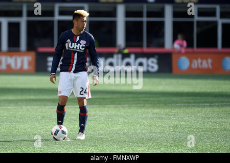 Foxborough, Massachusetts, USA. 12 mars, 2016. New England Revolution terrain Lee Nguyen (24) partie en action pendant le match entre MLS DC United et le New England Revolution tenue au Stade Gillette à Foxborough dans le Massachusetts. Le jeu est terminé dans un scoreless draw. Credit : Cal Sport Media/Alamy Live News Banque D'Images