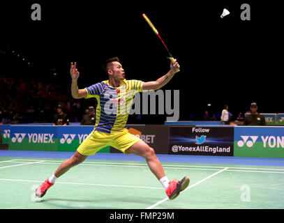 Birmingham. Mar 12, 2016. Lin Dan de la Chine renvoie le volant pendant la demi-finale du tournoi contre Xue Song de Chine à l'Angleterre 2016 YONEX Tous les championnats de Badminton ouvert à Birmingham, Grande-Bretagne, le 12 mars 2016. © Han Yan/Xinhua/Alamy Live News Banque D'Images