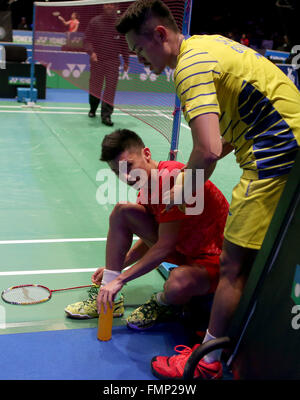 Birmingham. Mar 12, 2016. Lin Dan (R) de la Chine montre son inquiétude pour son compatriote Xue Song après la blessure de leur demi-finale du tournoi au 2016 YONEX All England Open Badminton Championships à Birmingham, Grande-Bretagne, le 12 mars 2016. © Han Yan/Xinhua/Alamy Live News Banque D'Images