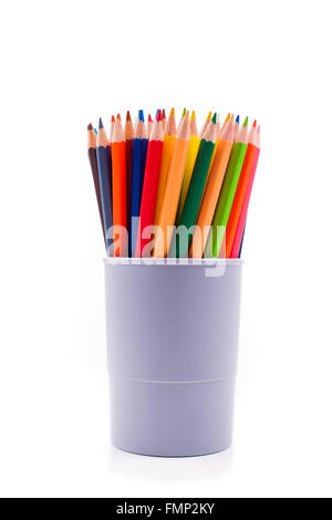 Divers crayons de couleur isolé sur le livre blanc Banque D'Images