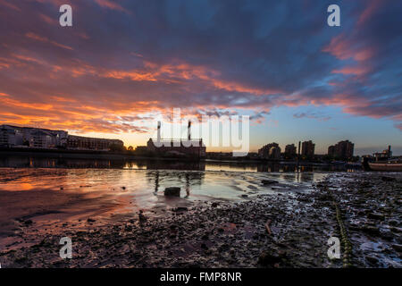 Chelsea Harbour et les appartements qu'aux côtés de la route de sorts sur la tamise Banque D'Images